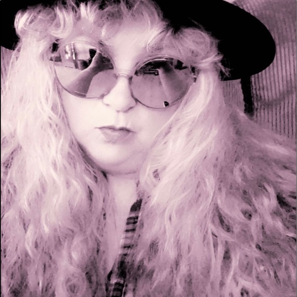 Meet your Posher, Deborah - Picture 2 of 4